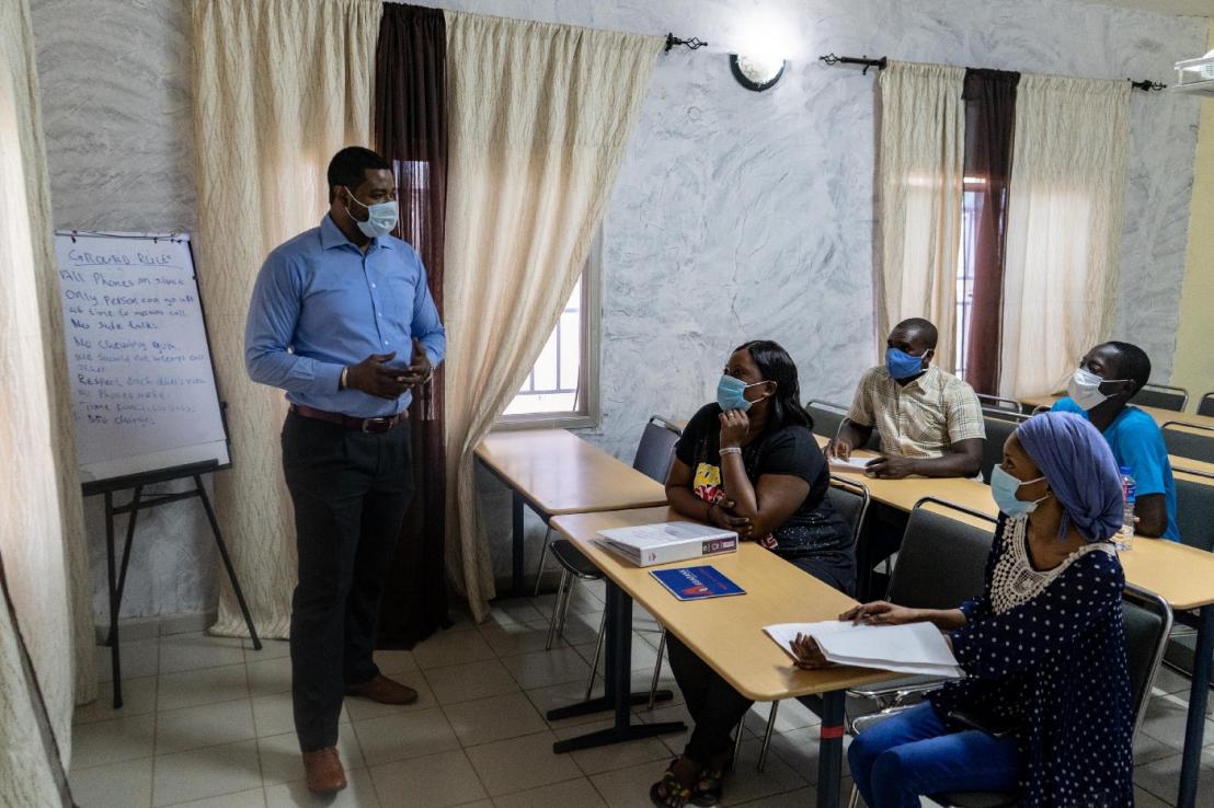 Sheikh Omar gives a drama and performing arts class in the Fandema Multimeda center. © IOM 2021 / Alessandro Lira