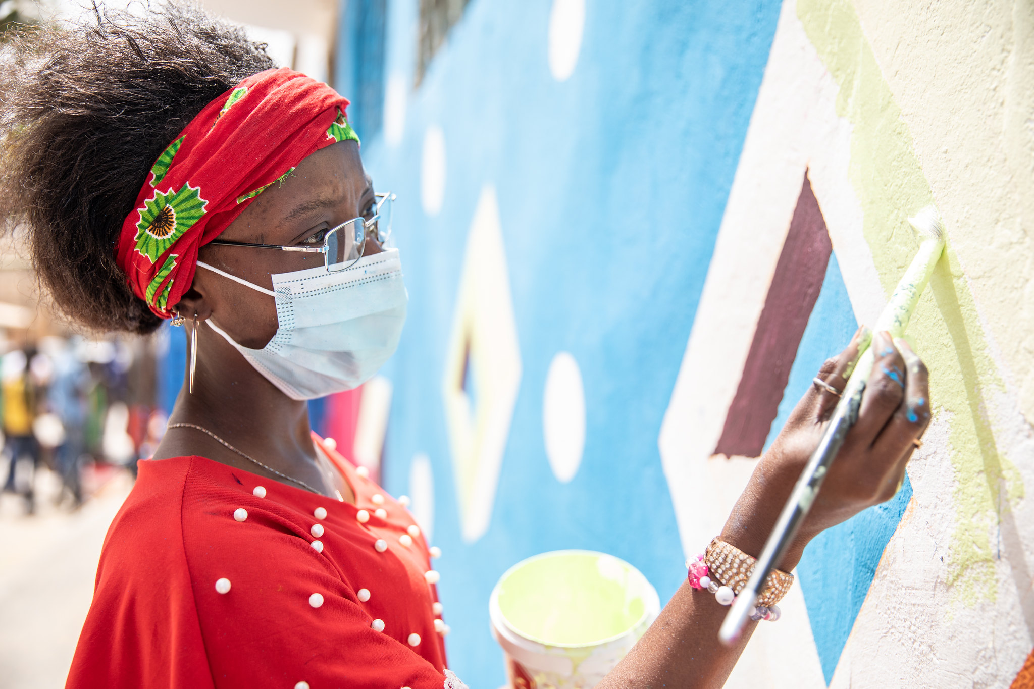 Une volontaire MaM au Sénégal peint une peinture murale à Dakar. Crédit photo : Amanda Nero/OIM 