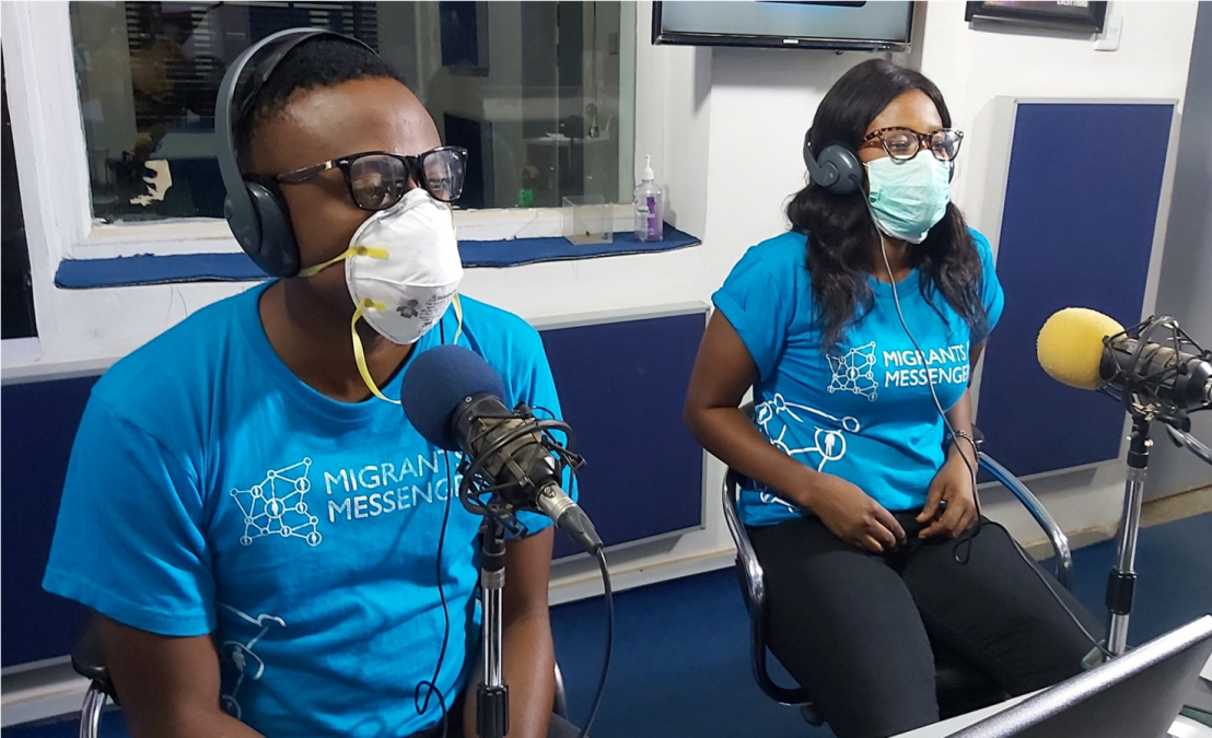 Des volontaires MaM au Nigéria partagent des messages sur les mesures préventives de la Covid-19 lors d’un entretien radio au Benin City, Edo State. Photo: © OIM 2020